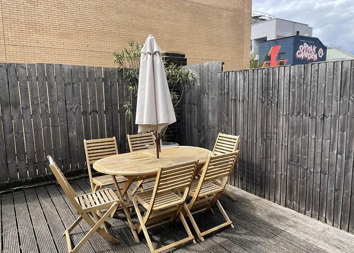 Central London Charming Camden Split Level Home